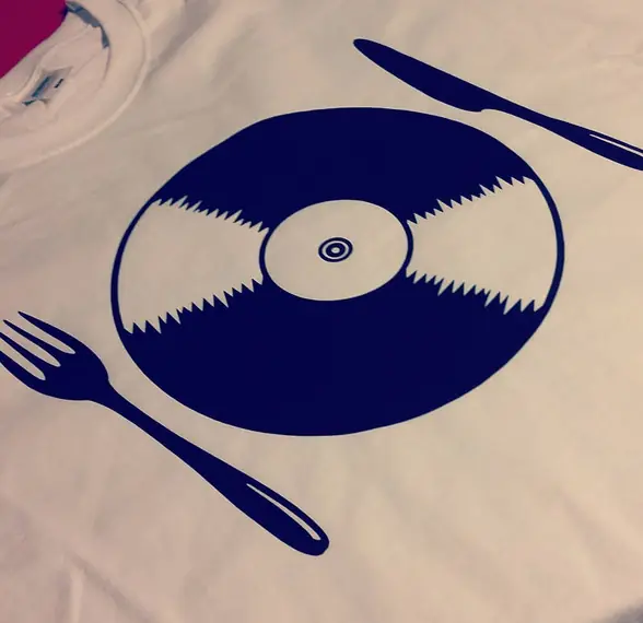 Schallplatte mit Besteck T-Shirt